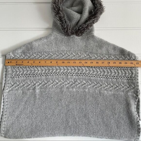 GAP Kids Grey Cable Knit Faux Fur Sweater Poncho Size XS LIKE NEW - Picture 7 of 9